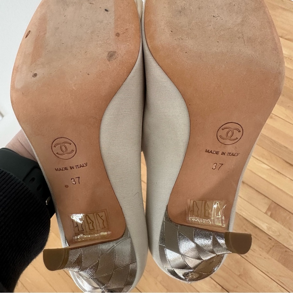 CHANEL Cream Heels with Camellia Floral Accent - Picture 12 of 16